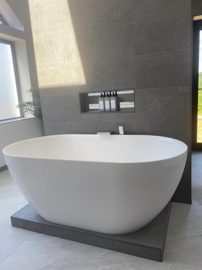Stunning Modern Home Set In Beautiful Grounds. Bath Exterior foto