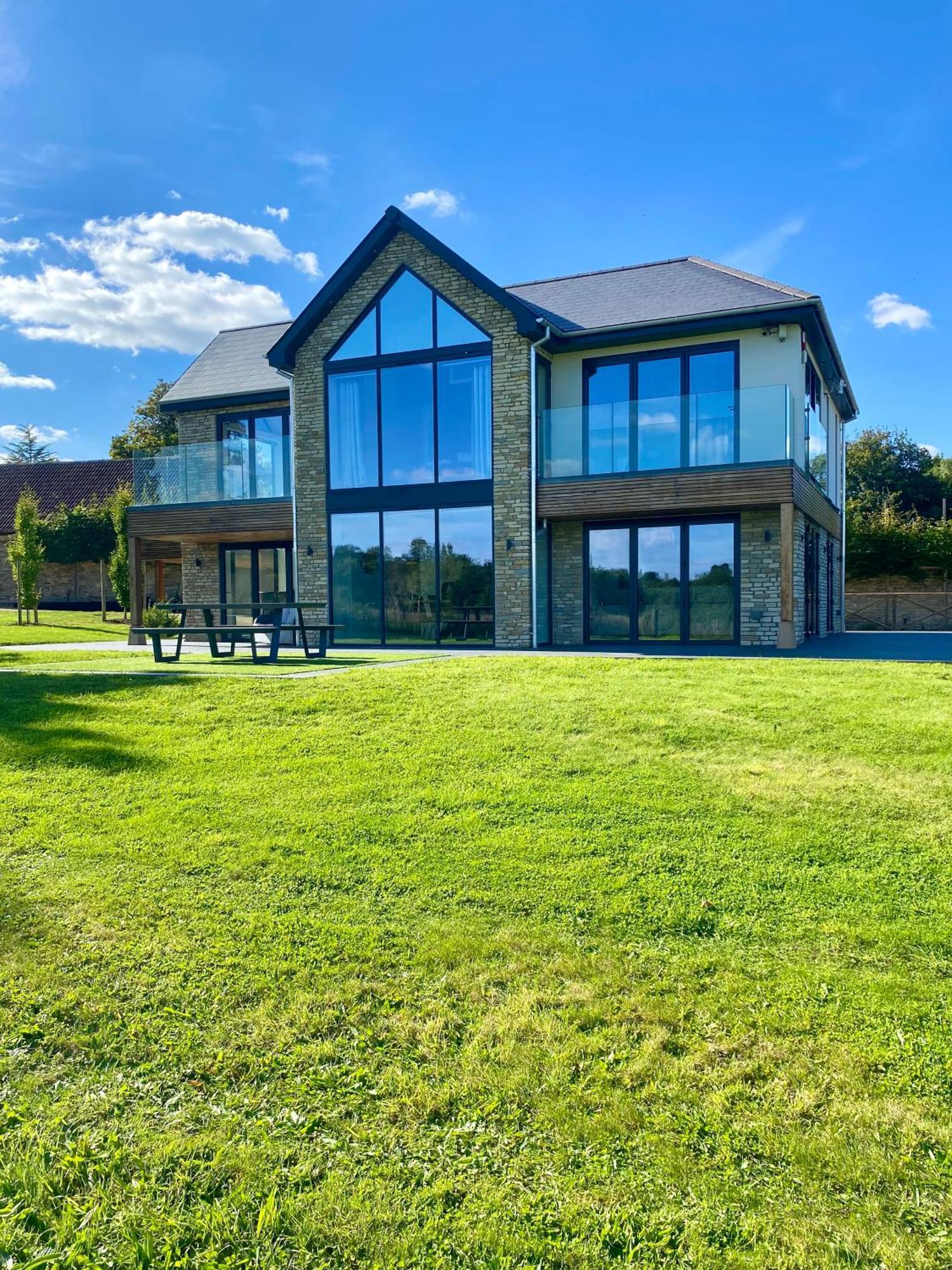 Stunning Modern Home Set In Beautiful Grounds. Bath Exterior foto